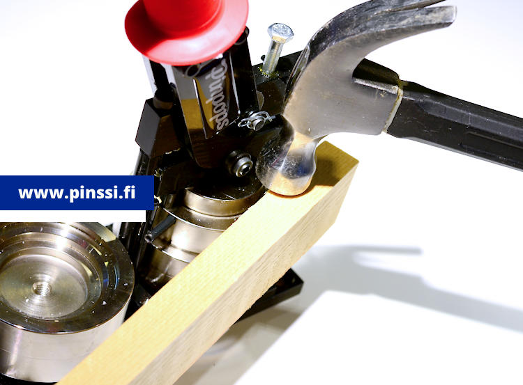 Buttonmaker is stuck, how to release