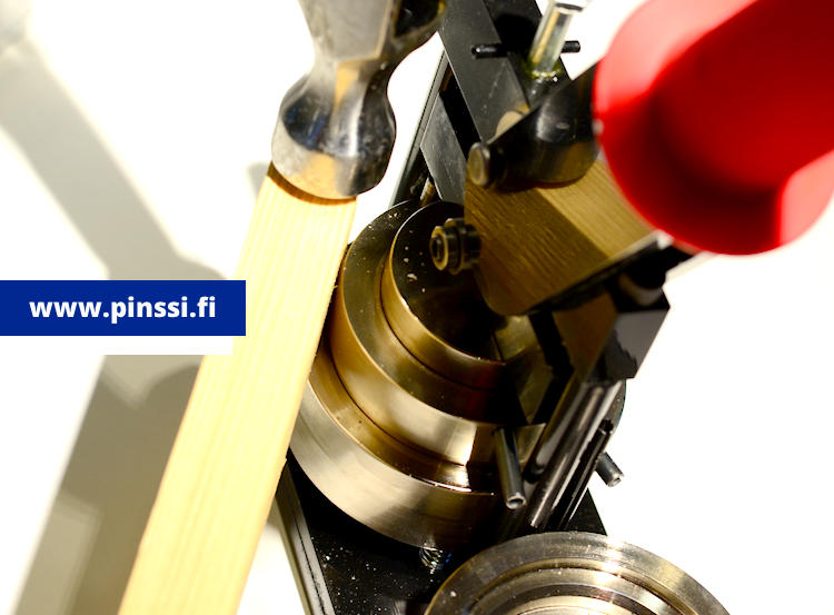 Buttonmaker is stuck, how to release