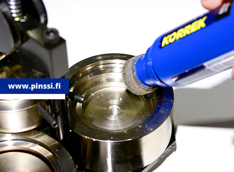 Buttonmaker is stuck, how to release